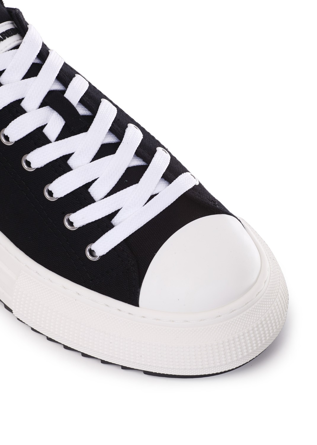 shop DSQUARED2 Saldi Sneakers: Dsquared2 sneakers in tela di cotone.
Cuciture a contrasto.
Suola a cassetta.
Stapa lettering "DSQUARED2" sulla linguetta.
Loop sul tallone.
Lettering "DSQUARED2" impresso sul retro.
Made in Italy.. SNM0309 00300001-2124 number 1799616